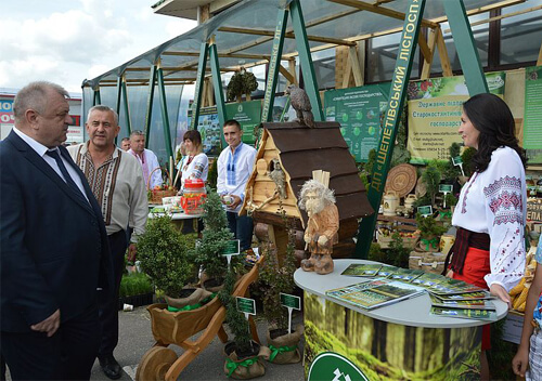 Шепетівські лісівники представили на виставці смаколики та дерев’яні вироби