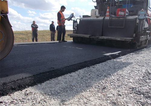 На Шепетівщині тривають роботи з поточного середнього ремонту дороги між селами