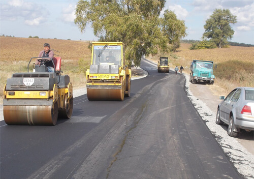 На Шепетівщині тривають роботи з поточного середнього ремонту дороги між селами
