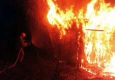 Селяни на Ізяславщині самотужки рятували будинок 85-річного сусіда від вогню