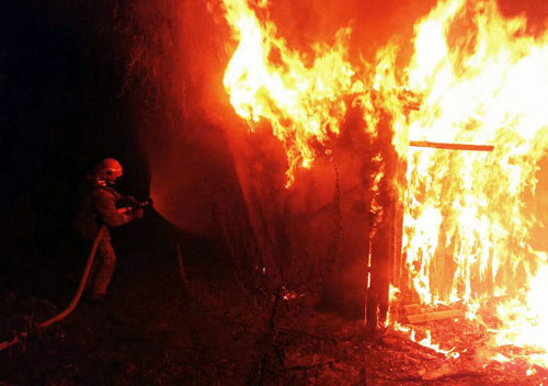 Селяни на Ізяславщині самотужки рятували будинок 85-річного сусіда від вогню
