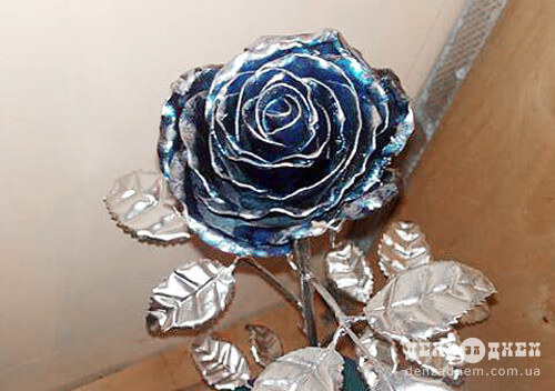20-річний шепетівчанин власноруч виготовляє троянди з металу