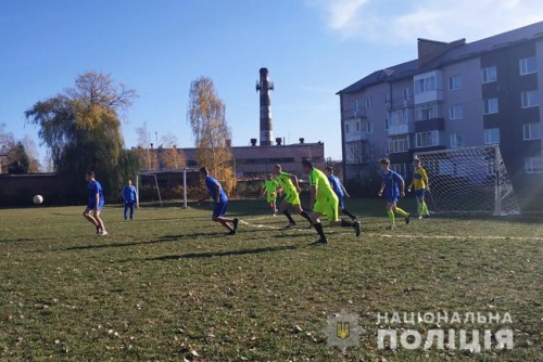 У Шепетівці поліцейські зіграли товариський футбольний матч з вихованцями підшефної школи-інтернату