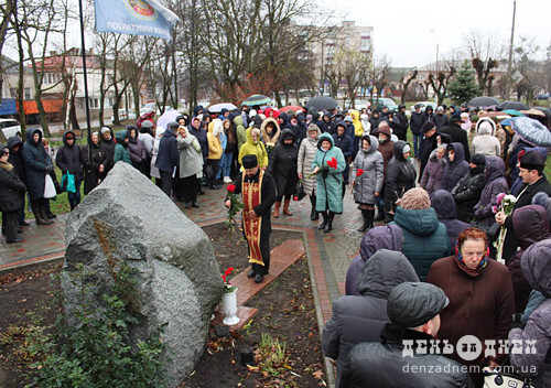 У Шепетівці над могилами борців за гідність та свободу України пролунала молитва