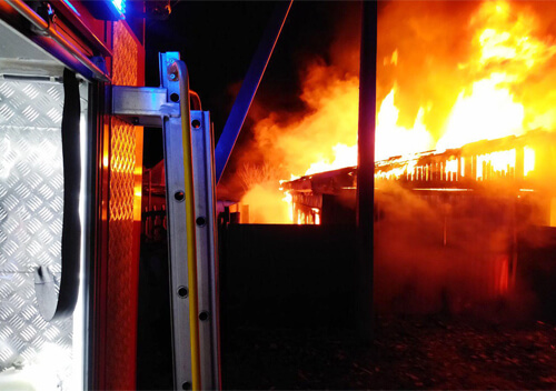 У Шепетівці в наслідок пожежі гаража згорів легковик