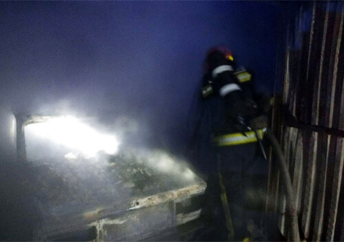 У Шепетівці в наслідок пожежі гаража згорів легковик