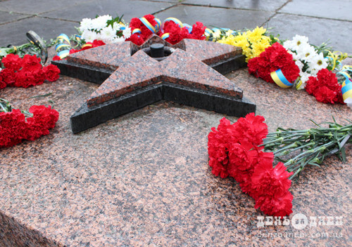 Червоні гвоздики поклали до Вічного вогню в Шепетівці