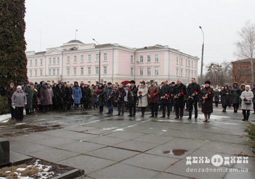 Червоні гвоздики поклали до Вічного вогню в Шепетівці