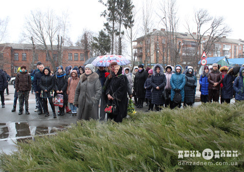 Червоні гвоздики поклали до Вічного вогню в Шепетівці
