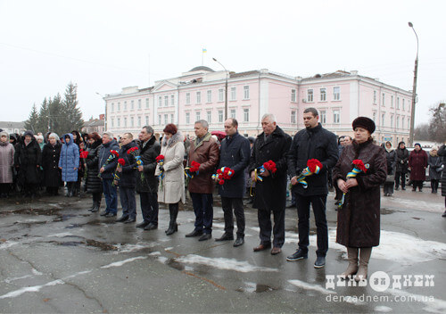 Червоні гвоздики поклали до Вічного вогню в Шепетівці
