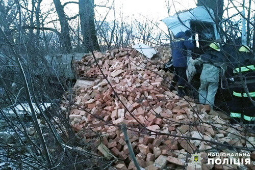 На Хмельниччині вантажівка зіткнулася з деревом: водій загинув