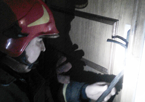 Шепетівські рятувальни­ки деблокували двері квартири, де живе хворий пенсіонер