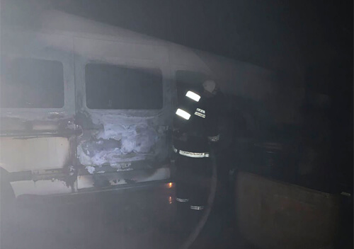 У Полонському районі підпалили гараж з двома мікроавтобусами