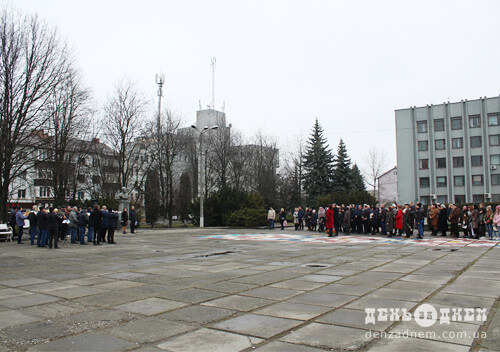 Шепетівчани зібралися біля пам'ятника Кобзаря