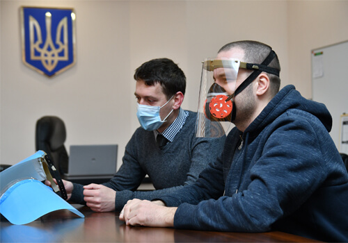 В сусідній з Хмельниччиною області інженери зробили захисні маски на 3D-принтері 