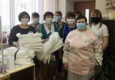 У Нетішині соціальні працівники самі шиють захисні маски та халати