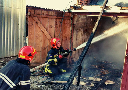 На Шепетівщині вогнеборці врятували три суміжних з пожежею будівлі
