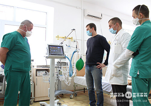 Шепетівська міська рада вручила лікарні апарат ШВЛ експертного класу