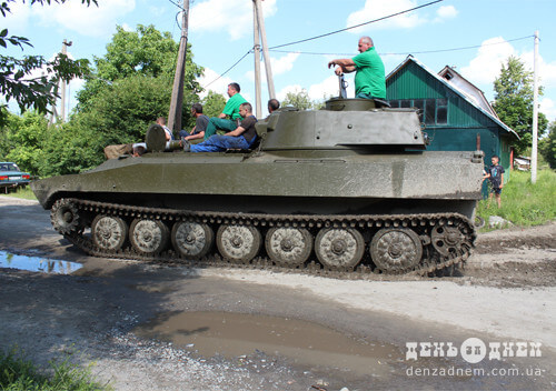 У Шепетівці жителі приватного сектору перепинили артилерійську самохідку (Оновлено)