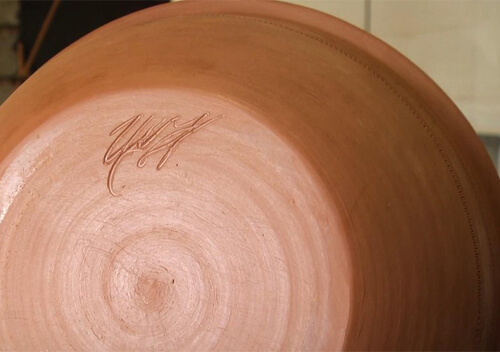 На Хмельниччині гончар виготовляє глиняний посуд за місцевою технологією