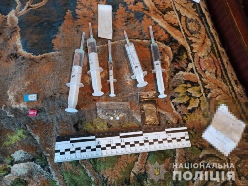 На Хмельниччині чоловіка змушували зайнятися наркоторгівлею або заплатити 2 тисячі доларів відступних