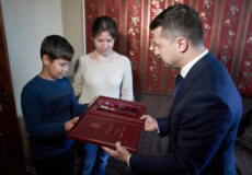 Глава держави подарував сину загиблого Героя України планшет, про який хлопчик мріяв