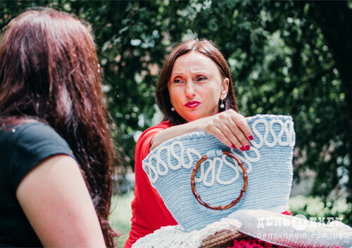 Шепетівчанка Діна Хмиз перетворює захоплення плетивом на джерело заробітку