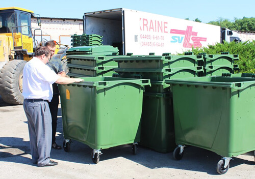 У Славуті старі контейне­ри для сміття перевезуть у приватний сектор
