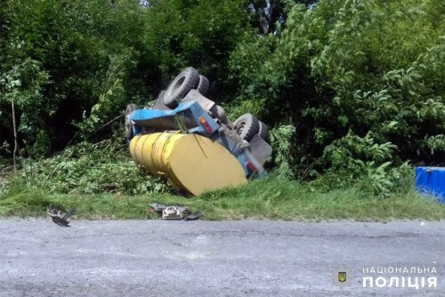 На Хмельниччині не розминулися два молоковози, за кермом одного була жінка