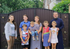 Багатодітна родина шепетівського священика створила прийомну сім’ю