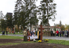 У Шепетівці на території військової частини освятили козацький хрест