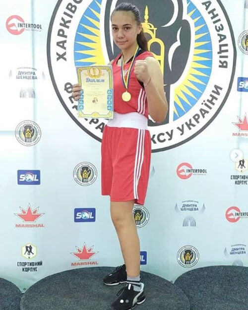 Юнка зі Славути стала трикратною чемпіонкою України з боксу серед жінок