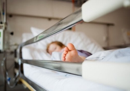 На Хмельниччині лікарі борються за життя 4-річної дівчинки, яку могла побити матір