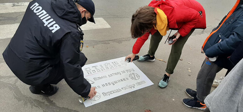 «Візьми дитину за руку!»: у Славуті з'явилися написи, які застерігають дотримуватися ПДР