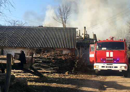 У Шепетівському районі виникла пожежа в селі, яке знаходиться за 33 кілометри від рятувального підрозділу