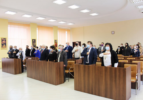 У Славуті після першої сесії VIII скликання, депутати висадили 30 катальп
