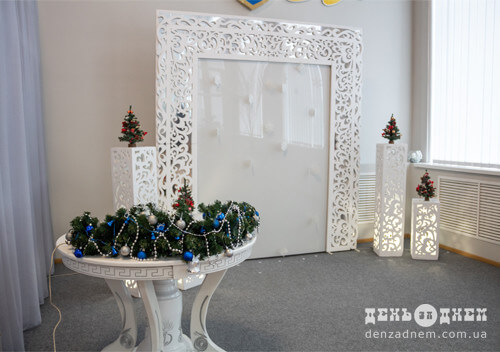 У Шепетівці оздобили залу для обряду шлюбу в новорічному стилі