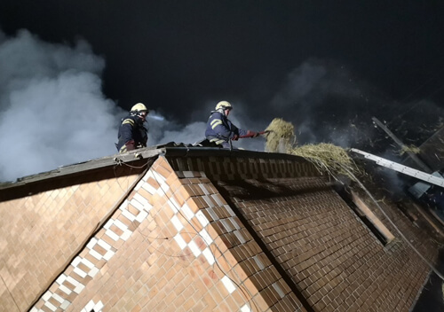У Полонному внаслідок пожежі згорів дах житлового будинку