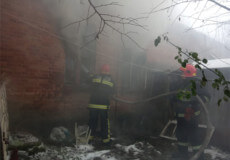 У Шепетівці через необережне поводження з вогнем міг згоріти багатоквартирний будинок