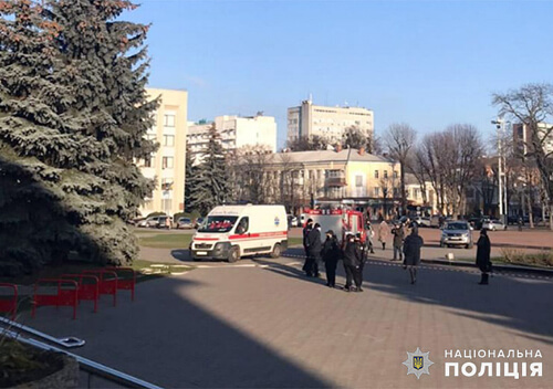 Із приміщення Хмельницької обласної ради поліцейські, отримавши повідомлення про замінування, евакуювали 200 осіб