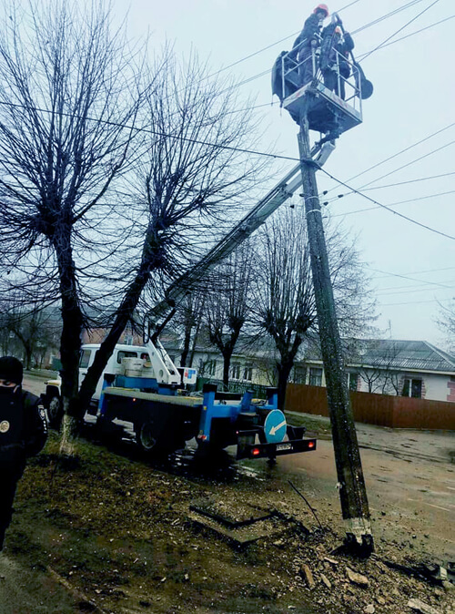 У різдвяні свята в Шепетівці внаслідок ДТП зруйновано електроопору та світлофор