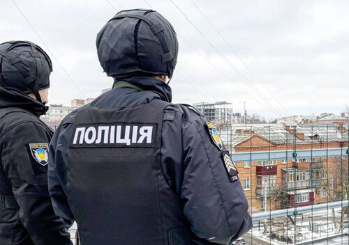 Сп’янілий чоловік намагався пролізти до кіоску через віконце: вгамували його аж у поліції
