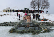 Мороз не страшний: на Водохреща у Шепетівці пірнають в крижану воду