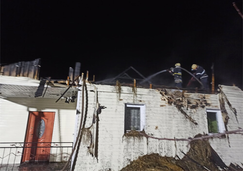 Пожежа у Полонному: вогонь знищив дах житлового будинку