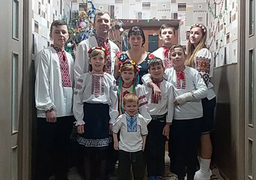 Посадовці Шепетівщини привітали зі святами прийомну сім'ю