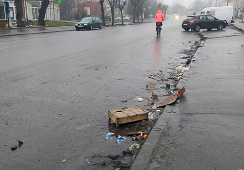 Головний комунальник Шепетівки прибрав після стихійної торгівлі інших осіб на тротуарах