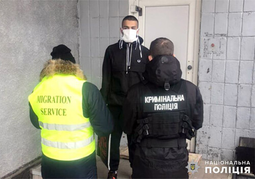 Нелегала, який відбував покарання у Шепетівській виправній колонії, зобов’язали покинути Україну
