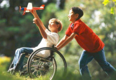 Уряд підвищив надбавки на догляд за особами з інвалідністю з дитинства та дітьми з інвалідністю