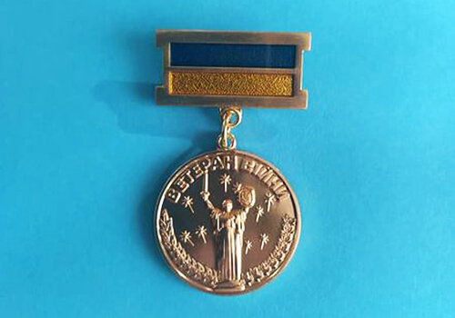 Молоду мешканку Полонного нагородили нагрудним знаком «Ветеран війни — учасник бойових дій»