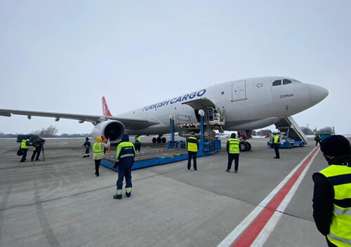 Вантажний літак з вакциною Oxford-AstraZeneca (CoviShield) приземлився в Україні